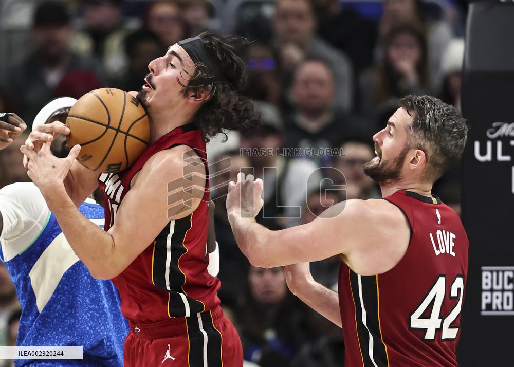 (SP)U.S.-MILWAUKEE-BASKETBALL-NBA-BUCKS VS HEAT