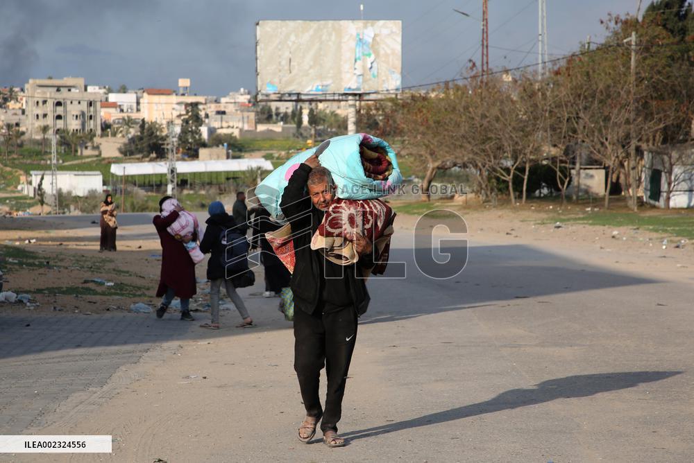 MIDEAST-GAZA-KHAN YOUNIS-FLEEING
