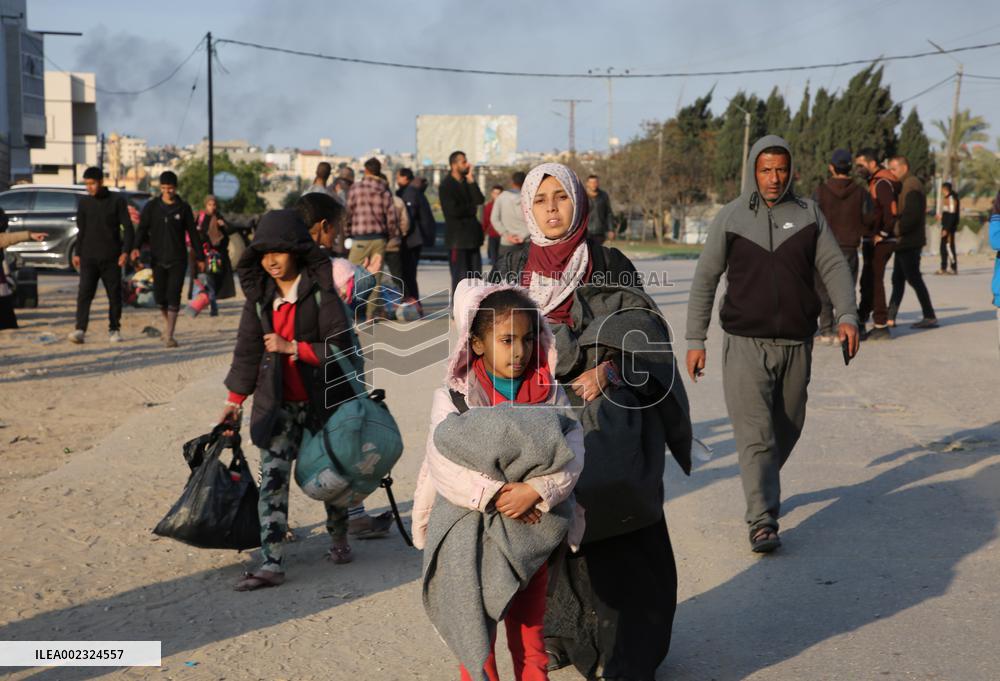 MIDEAST-GAZA-KHAN YOUNIS-FLEEING