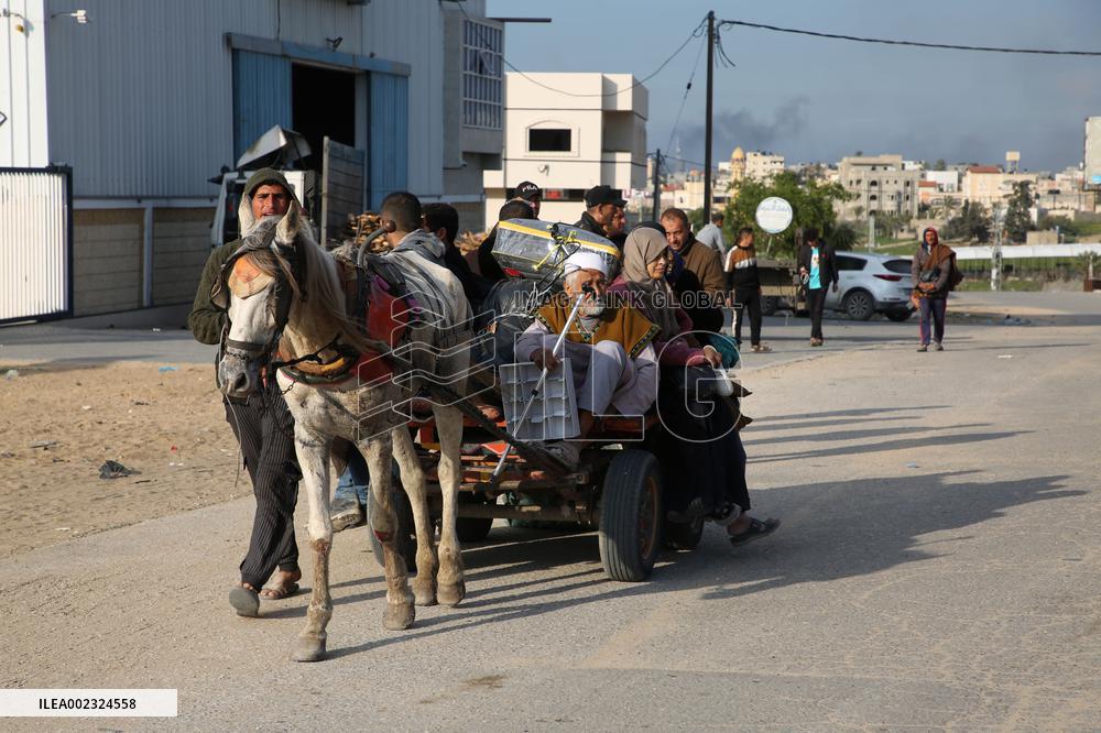 MIDEAST-GAZA-KHAN YOUNIS-FLEEING