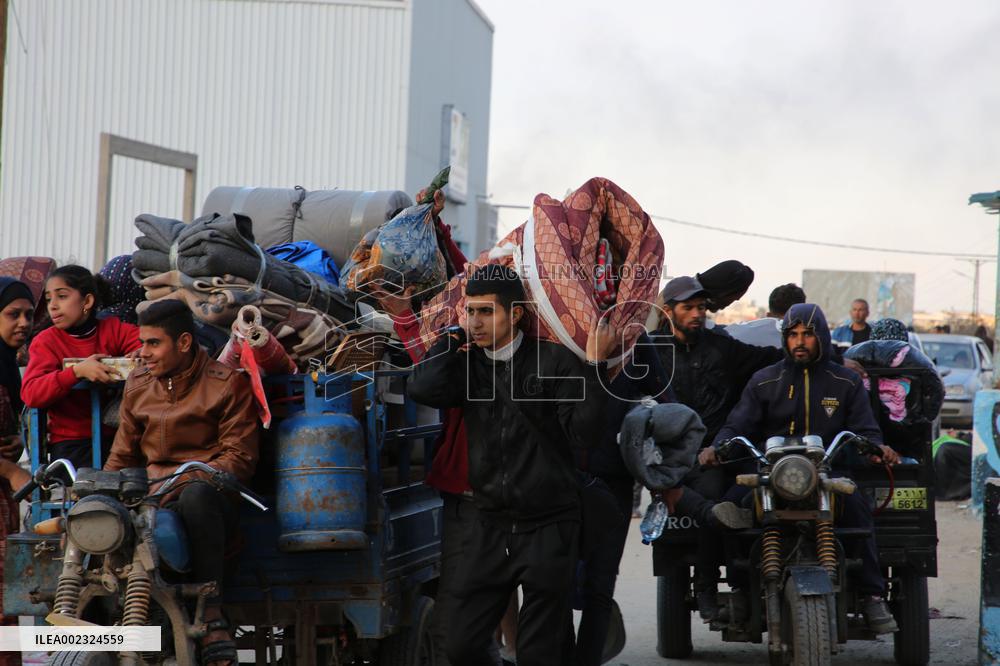 MIDEAST-GAZA-KHAN YOUNIS-FLEEING