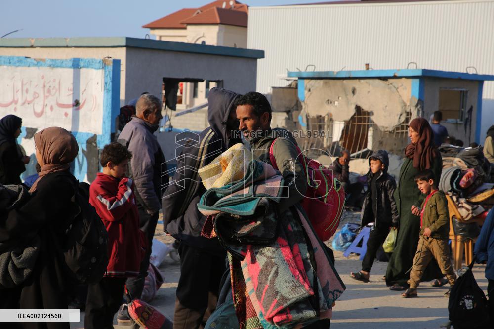 MIDEAST-GAZA-KHAN YOUNIS-FLEEING