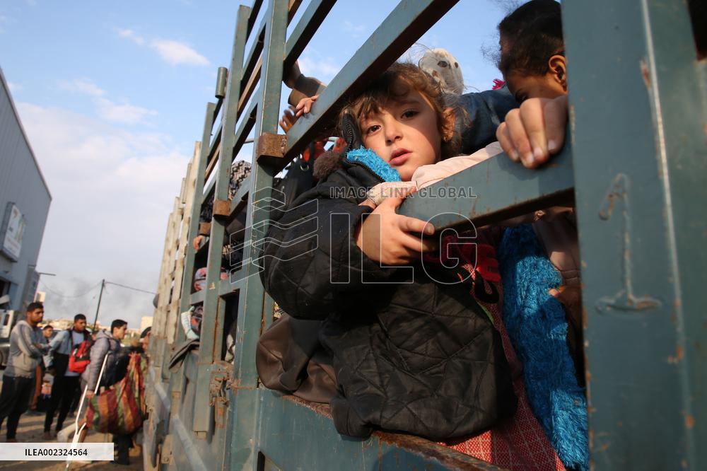 MIDEAST-GAZA-KHAN YOUNIS-FLEEING