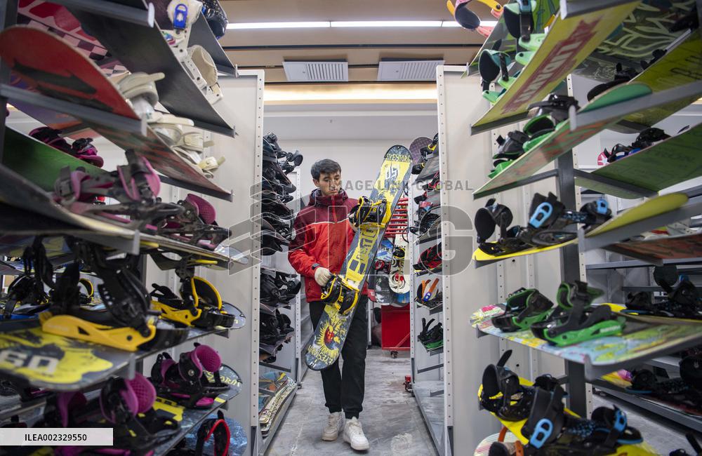 Xinhua Headlines: Worldwide enthusiasts revel in Xinjiang ice and snow wonderland