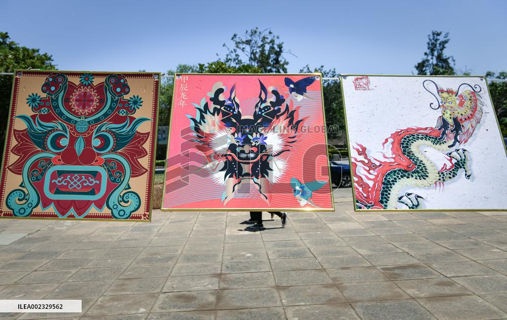 KENYA-NAIROBI-UNIVERSITY-ARTISTIC EXHIBITION-CHINESE DRAGON