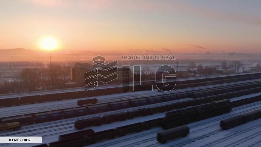 Railway workers in China's Jilin dedicated to ensuring smooth train operation during travel rush