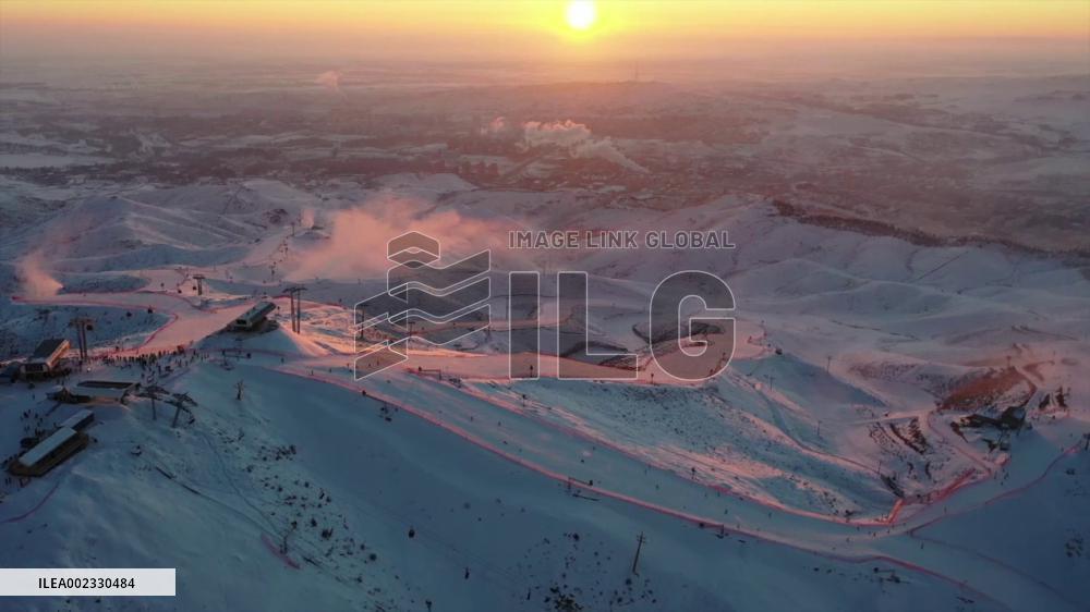 Worldwide enthusiasts revel in Xinjiang ice and snow wonderland