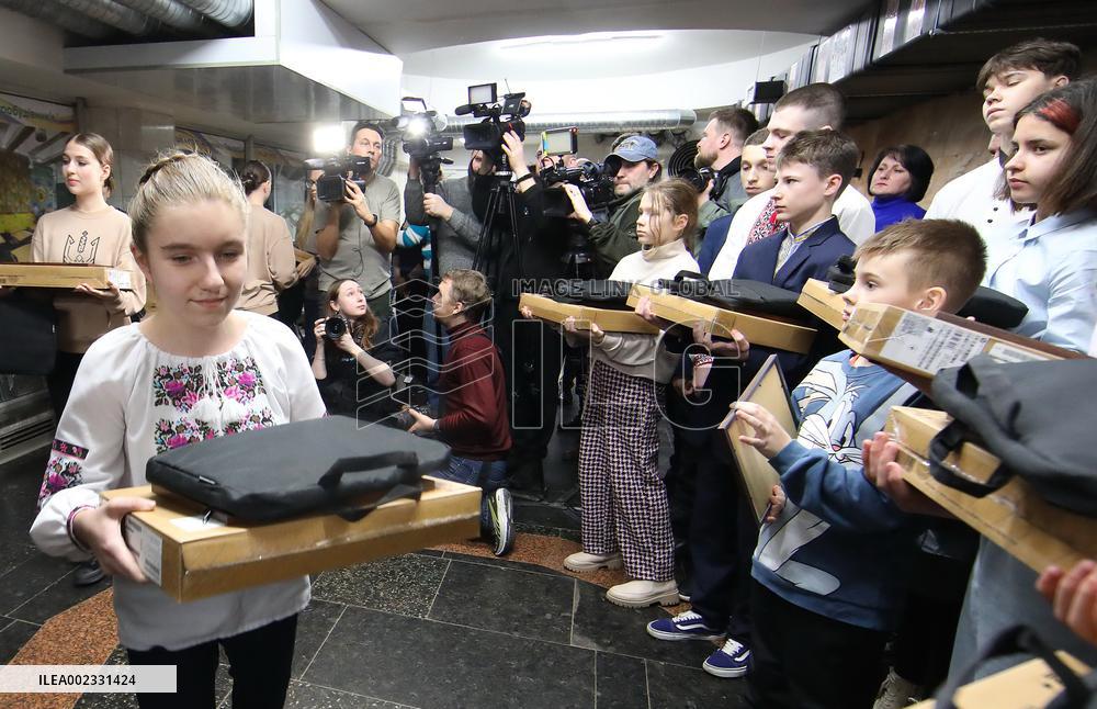 Kharkiv schoolgoers get laptops
