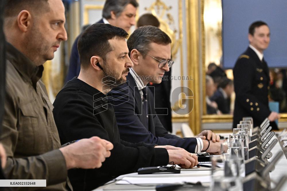 Emmanuel Macron meets with Volodymyr Zelensky - Paris