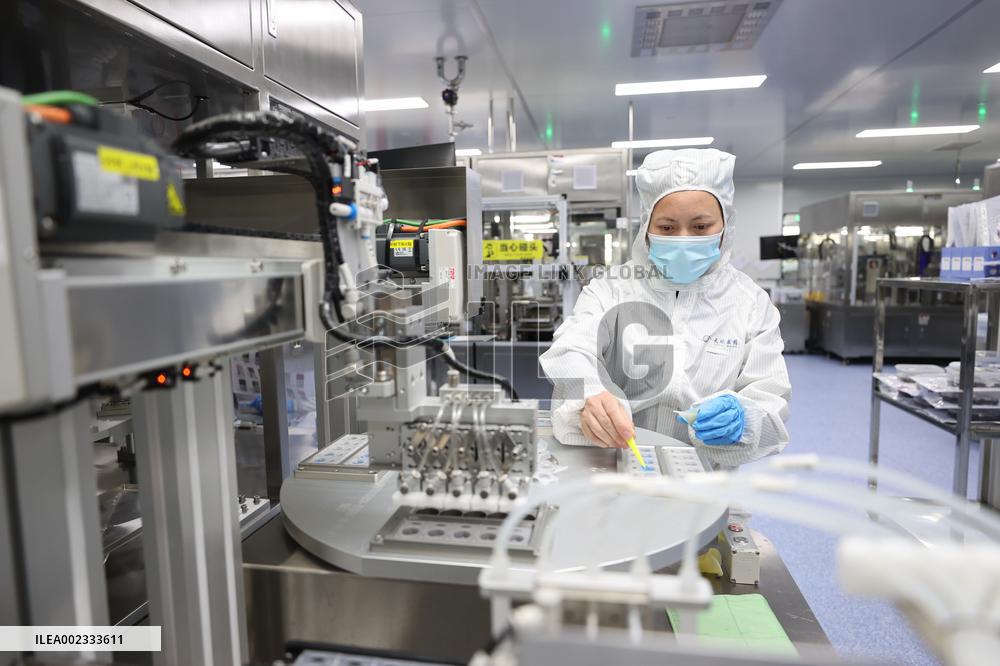 Workers Make Contact Lenses