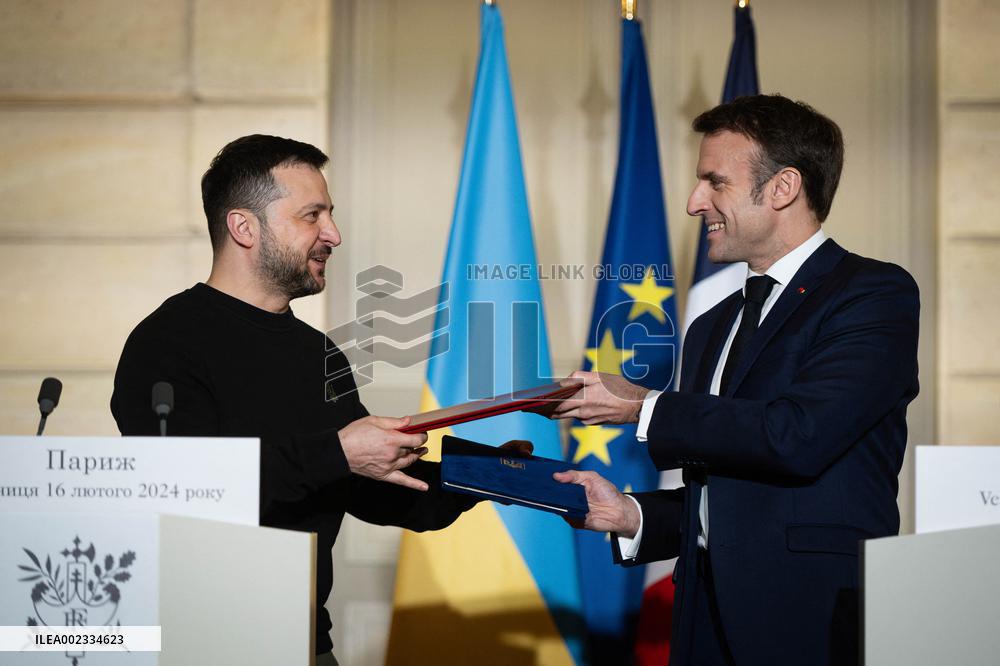 Emmanuel Macron And Volodymyr Zelensky Press Conference - Paris