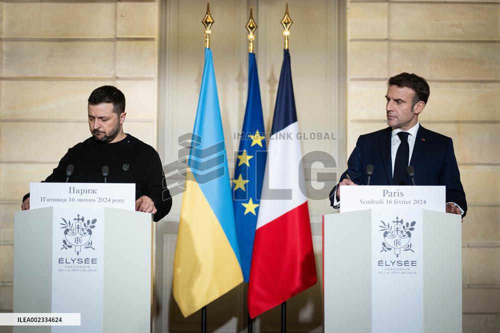 Emmanuel Macron And Volodymyr Zelensky Press Conference - Paris