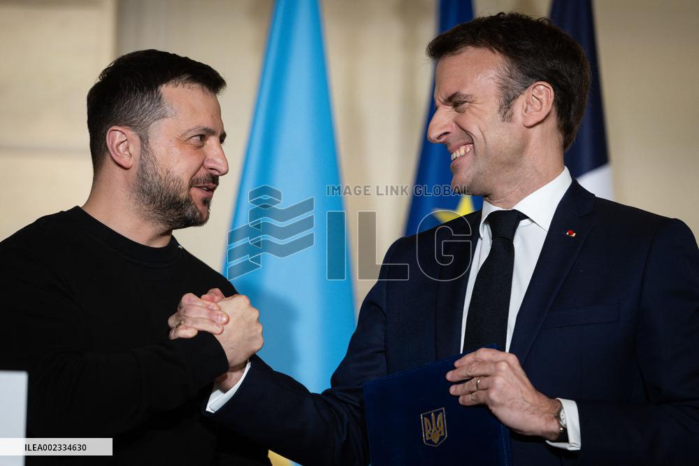 Emmanuel Macron And Volodymyr Zelensky Press Conference - Paris