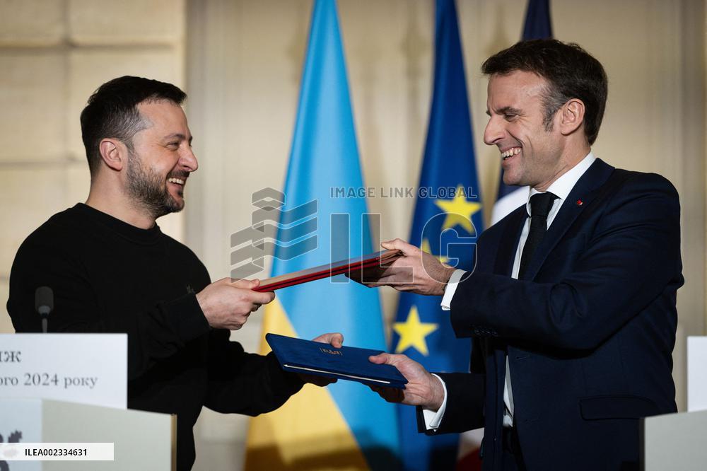 Emmanuel Macron And Volodymyr Zelensky Press Conference - Paris
