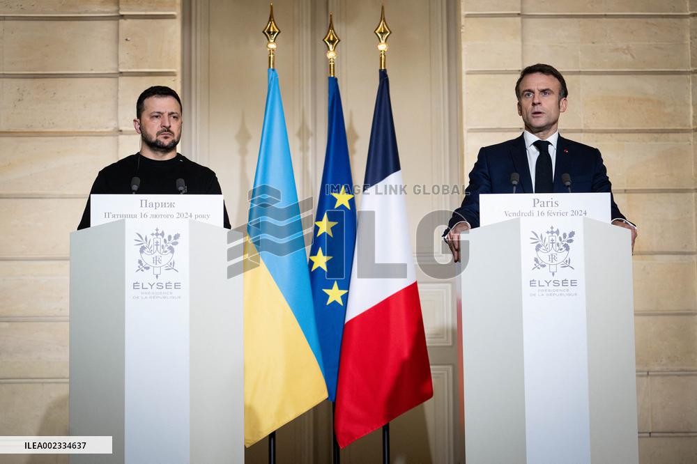 Emmanuel Macron And Volodymyr Zelensky Press Conference - Paris