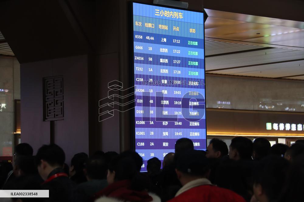 Passengers Board Train To Beijing in Xi 'an