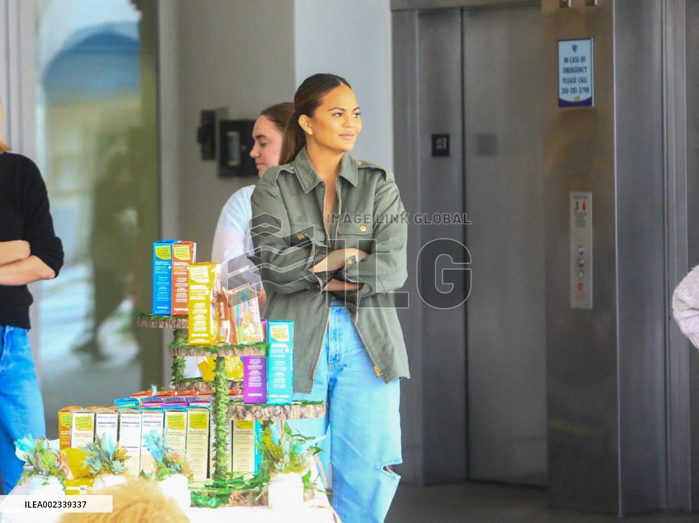 Chrissy Teigen And Daughter Sell Girl Scout Cookies - LA
