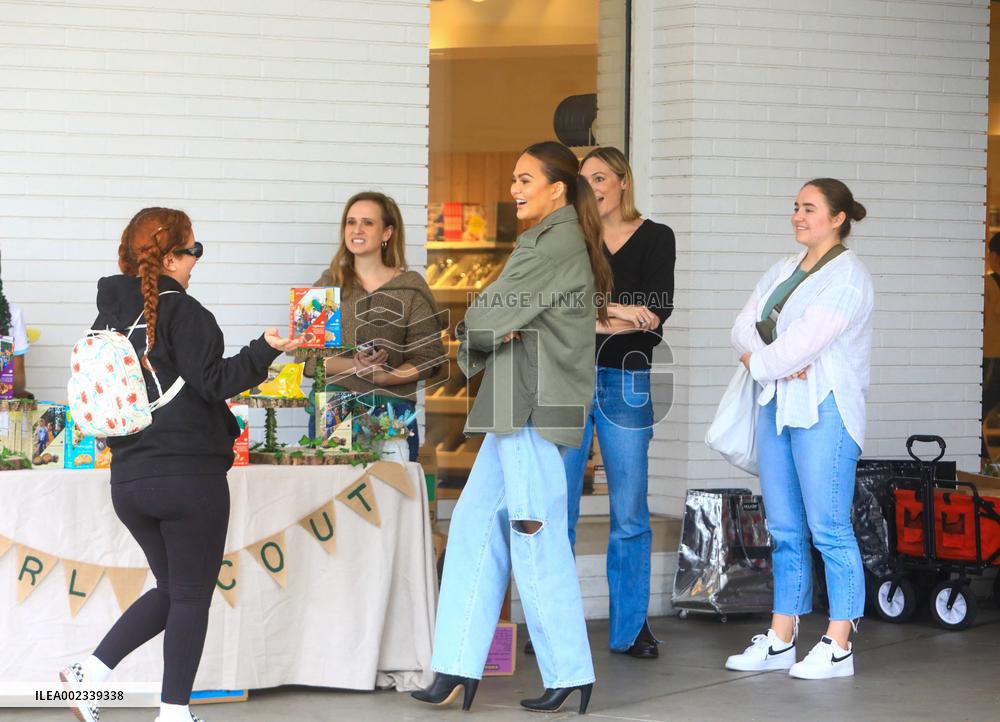Chrissy Teigen And Daughter Sell Girl Scout Cookies - LA