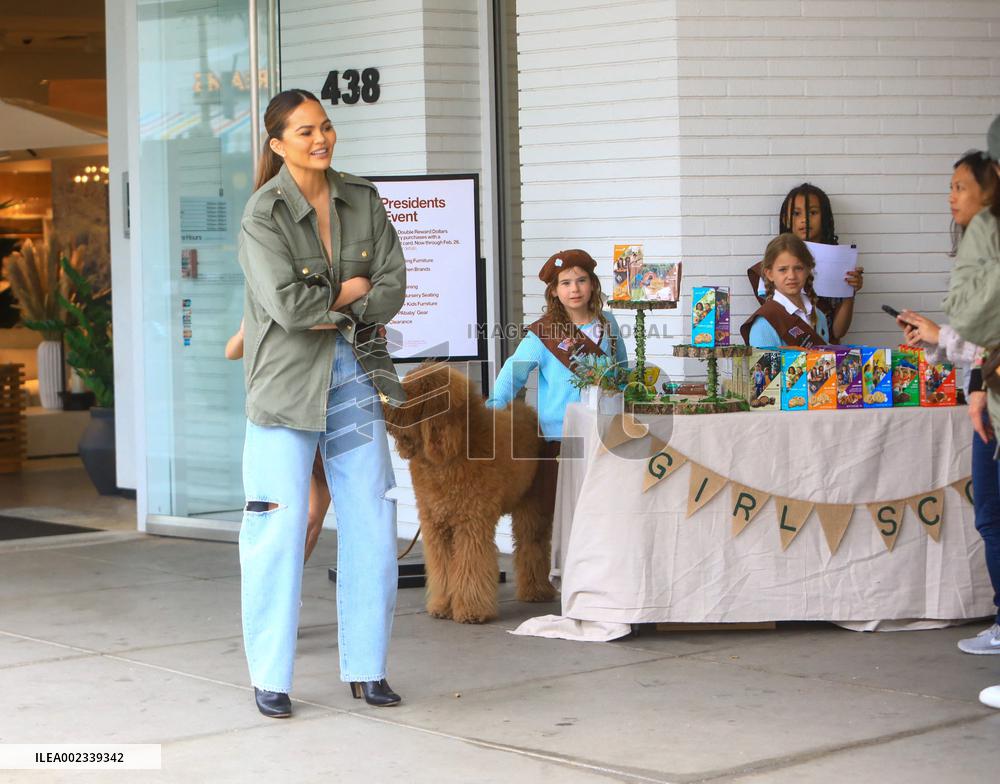 Chrissy Teigen And Daughter Sell Girl Scout Cookies - LA