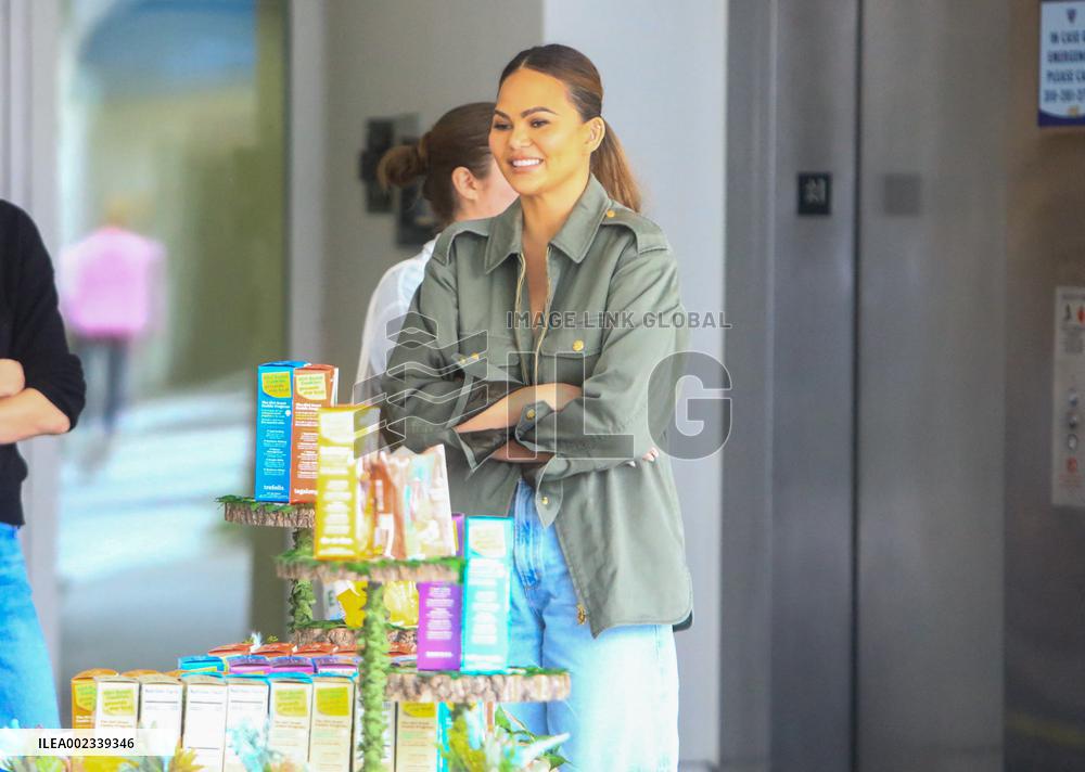 Chrissy Teigen And Daughter Sell Girl Scout Cookies - LA