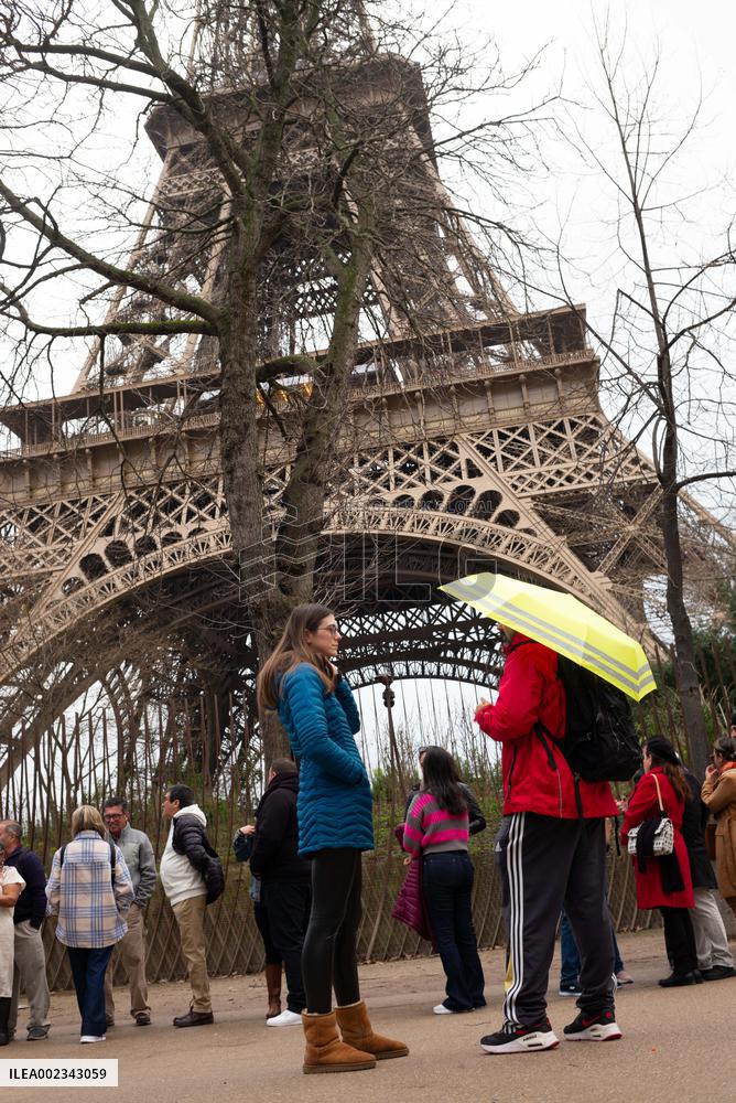 Strike Shuts Down The Eiffel Tower - Paris