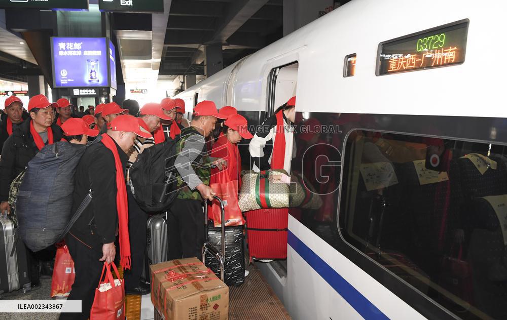 CHINA-CHONGQING-MIGRANT WORKERS-BACK TO WORK-CHARTERED TRAIN (CN)