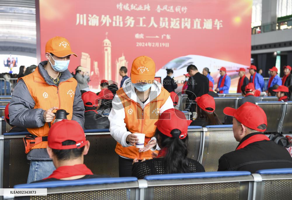 CHINA-CHONGQING-MIGRANT WORKERS-BACK TO WORK-CHARTERED TRAIN (CN)