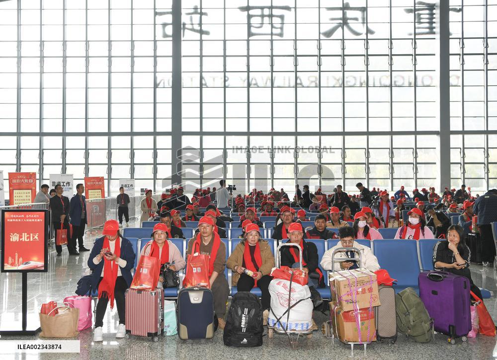 CHINA-CHONGQING-MIGRANT WORKERS-BACK TO WORK-CHARTERED TRAIN (CN)