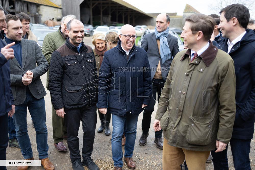 Les Republicains members visit a farm - Echouboulains
