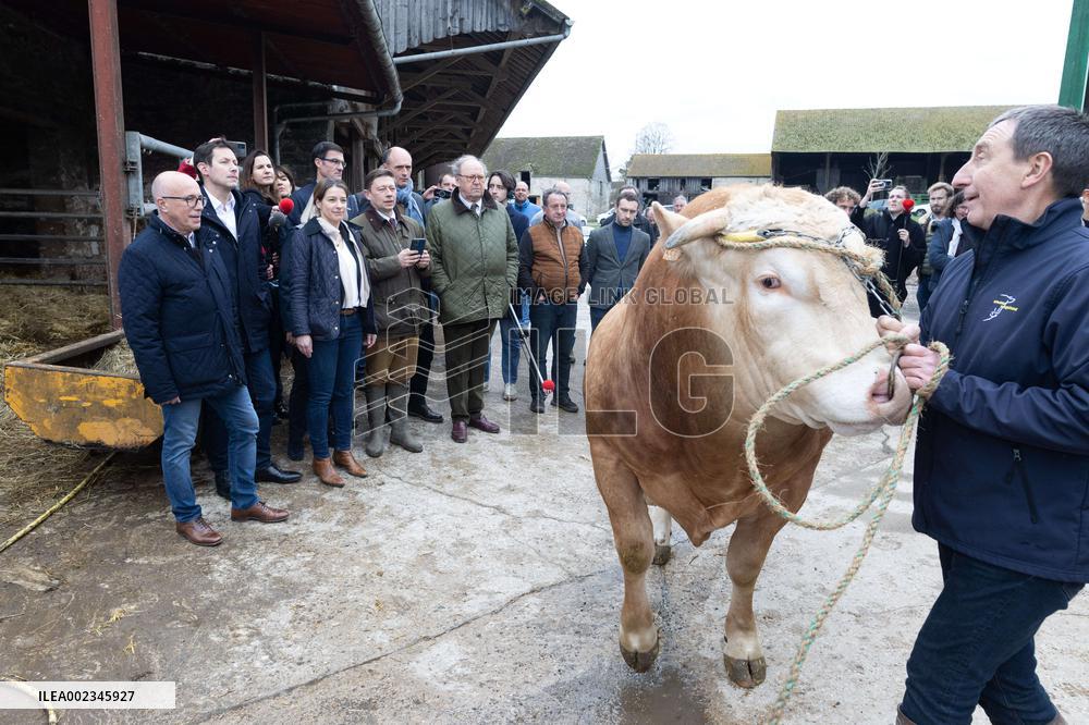 Les Republicains members visit a farm - Echouboulains