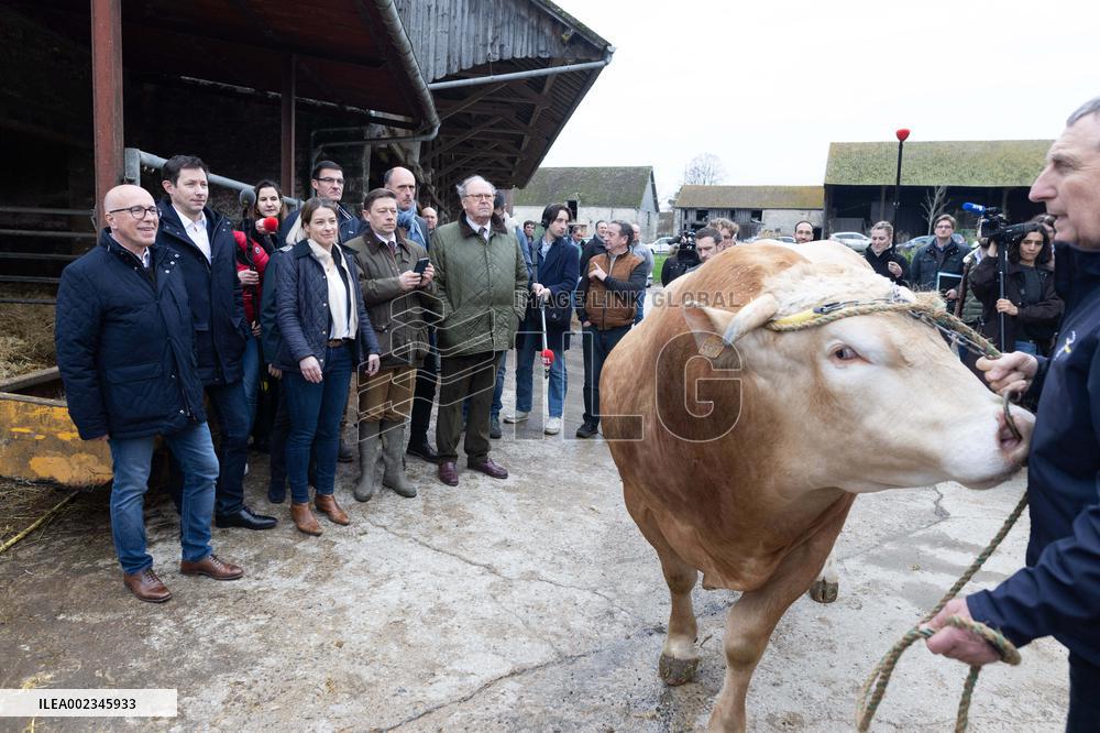 Les Republicains members visit a farm - Echouboulains