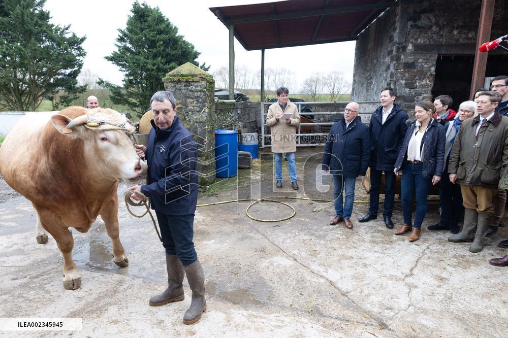Les Republicains members visit a farm - Echouboulains