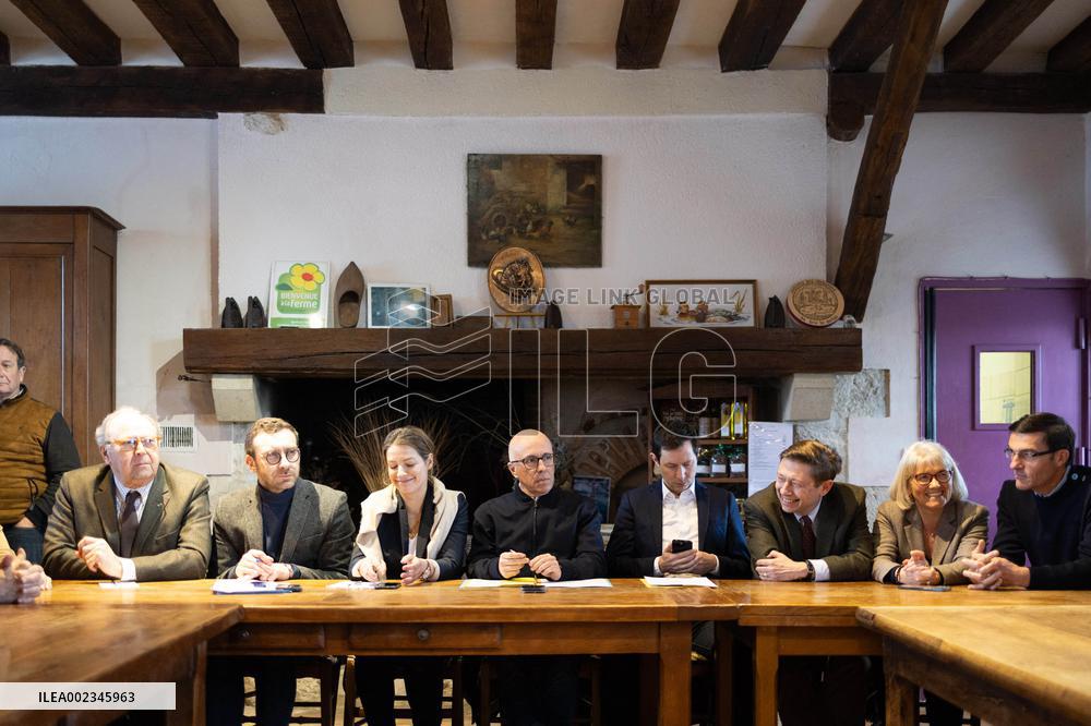Les Republicains members visit a farm - Echouboulains