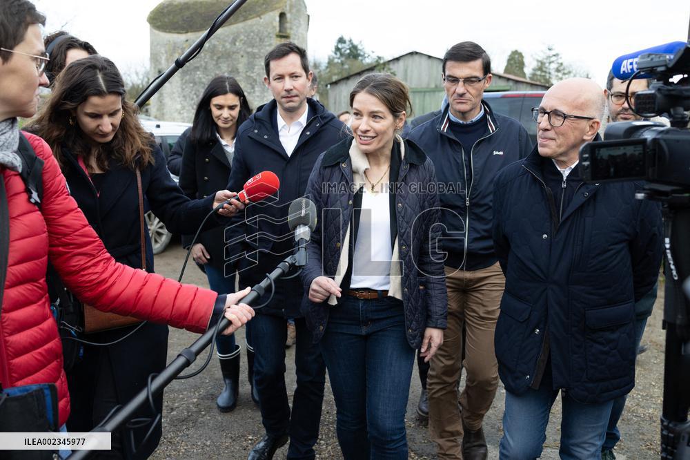 Les Republicains members visit a farm - Echouboulains