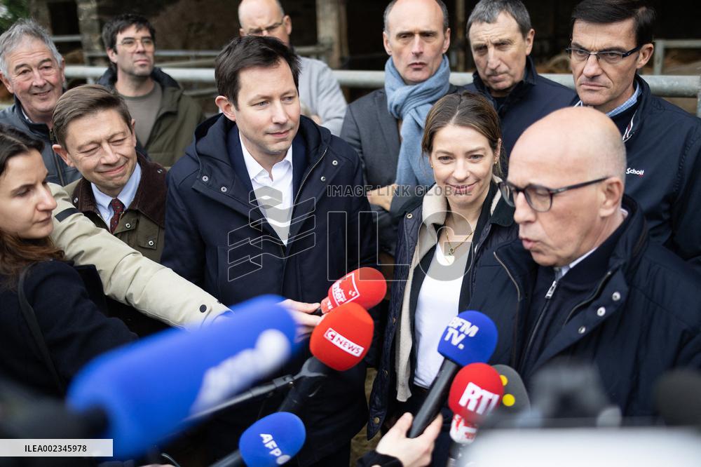Les Republicains members visit a farm - Echouboulains