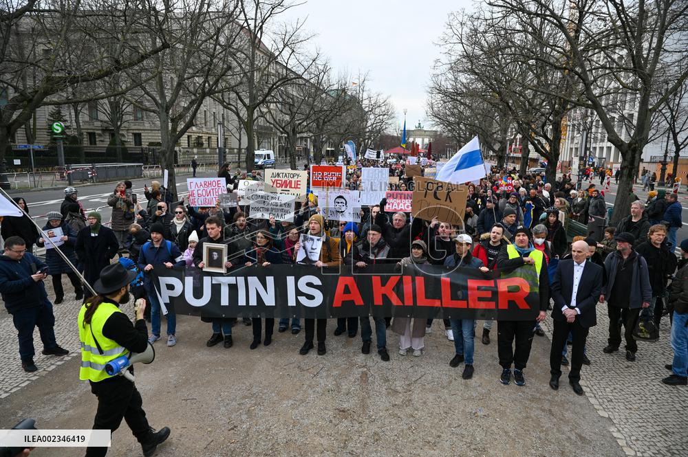 Navalny’s Mourners Gather Outside Russian Embassy - Berlin