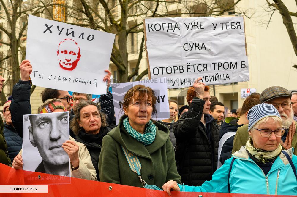 Navalny’s Mourners Gather Outside Russian Embassy - Berlin