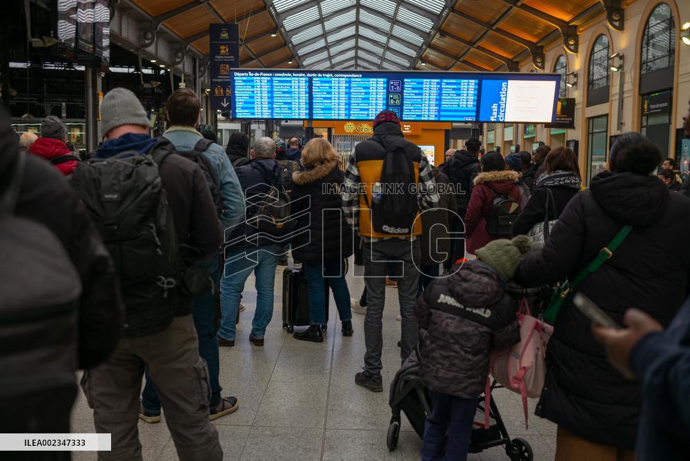 Controllers Check Passengers Exiting Trains - Paris