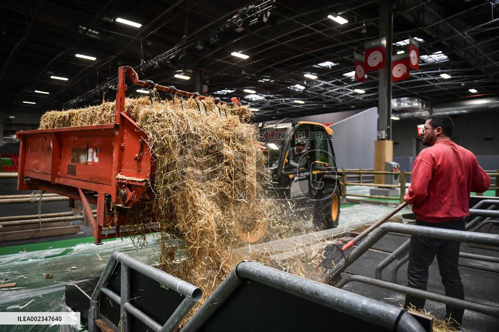 Preparations Underway For The Agriculture Fair - Paris