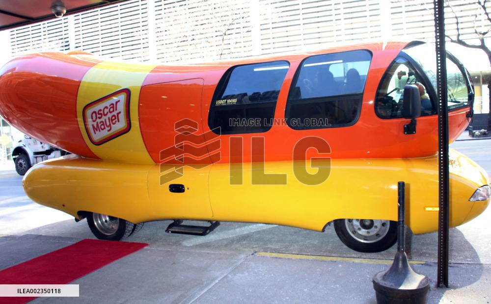 Drew Barrymore Arriving Back To Her Show - NYC