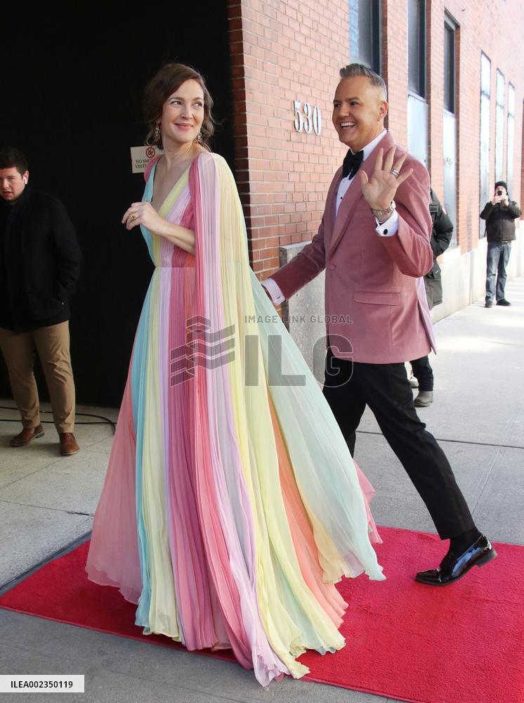 Drew Barrymore Arriving Back To Her Show - NYC