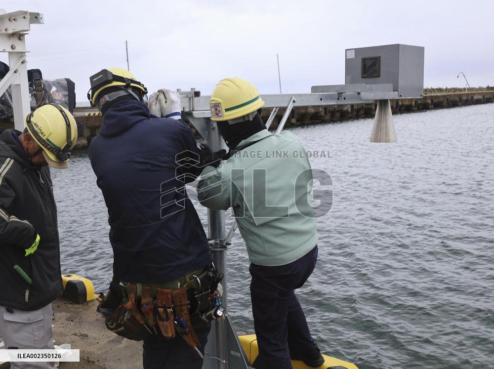 Tsunami observation device in quake-hit city