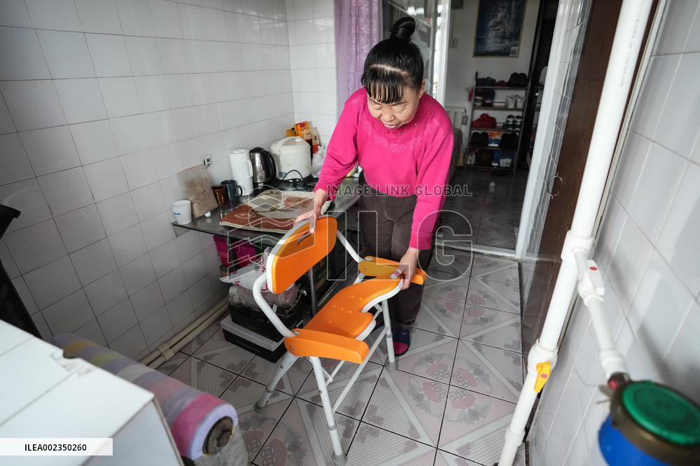 Xinhua Headlines: Young Chinese strike gold in caring for silver-haired retirees