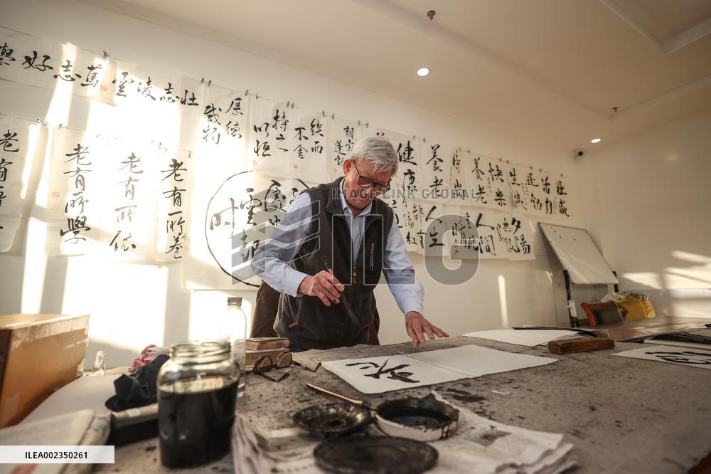 Xinhua Headlines: Young Chinese strike gold in caring for silver-haired retirees