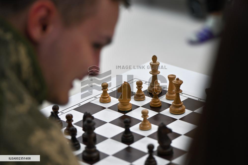 Alexander Beliavsky plays chess with UNBROKEN patients in Lviv