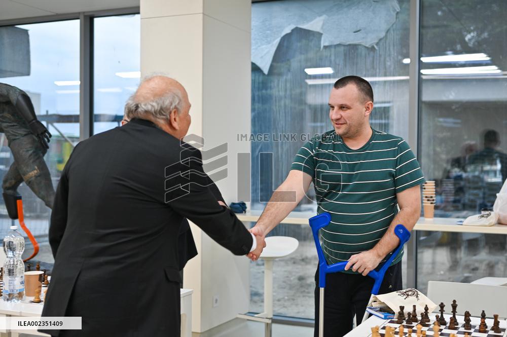 Alexander Beliavsky plays chess with UNBROKEN patients in Lviv