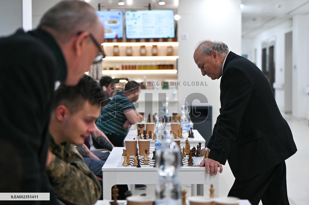 Alexander Beliavsky plays chess with UNBROKEN patients in Lviv