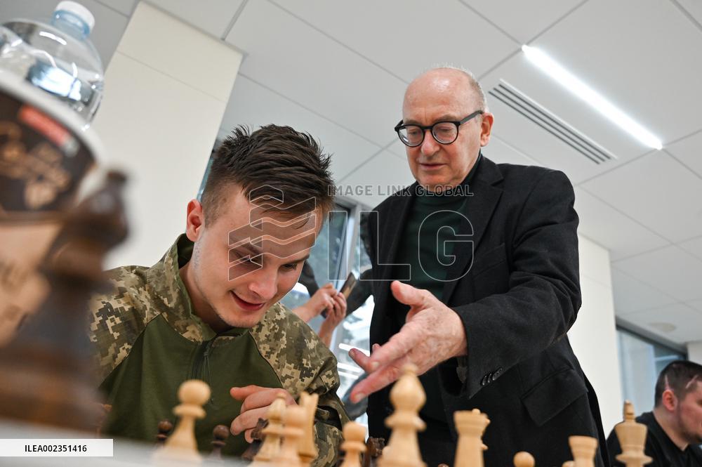 Alexander Beliavsky plays chess with UNBROKEN patients in Lviv