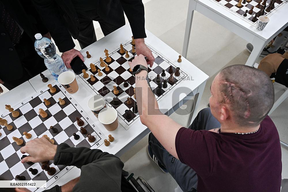 Alexander Beliavsky plays chess with UNBROKEN patients in Lviv