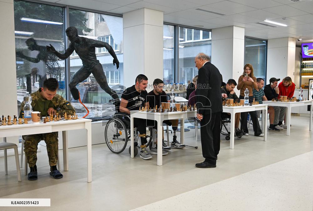 Alexander Beliavsky plays chess with UNBROKEN patients in Lviv